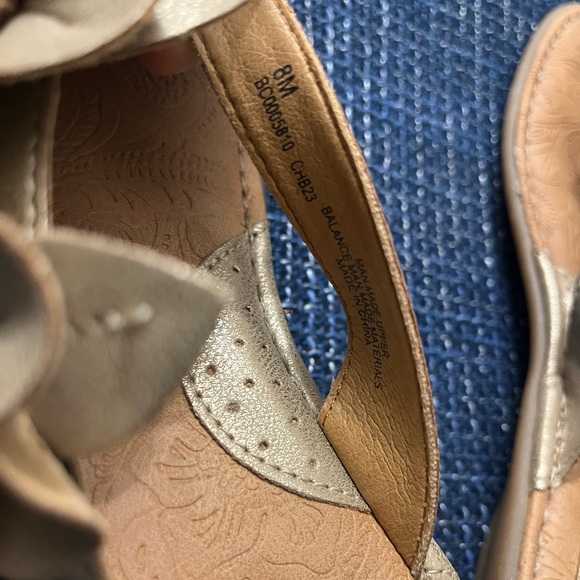 NWOT tan flowery flip flops - Picture 2 of 3